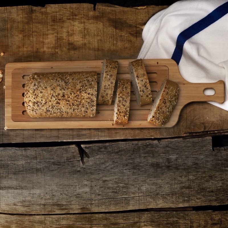 Tabla para cortar el pan con rejilla y de madera de bambú.