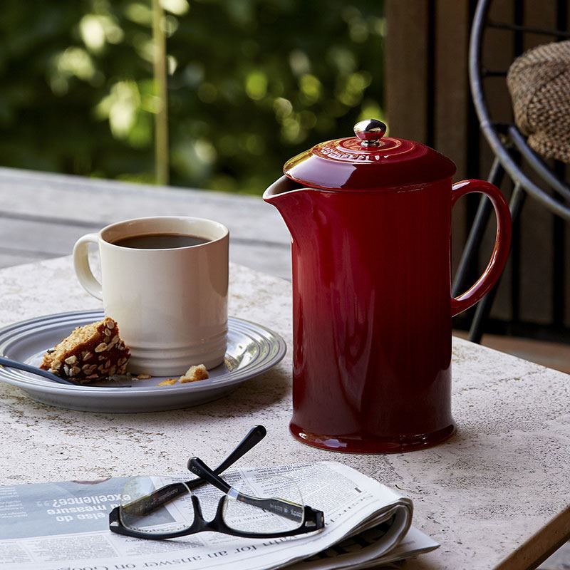 La prensa francesa tradicional café, cafetera y una pequeña taza