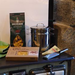 Kit Pasta II: Olla, Rallador Microplane, Pasta al Huevo/Trigo y Queso Pecorino