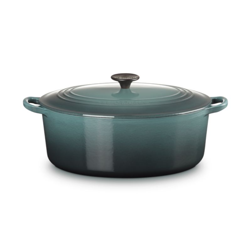 Cocotte oval Le Creuset de 35 cm ideal para guisar, asar y gratinar.