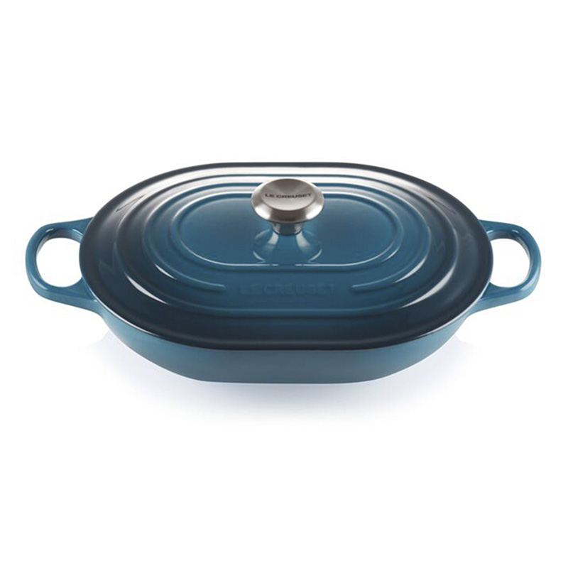 Cazuela Le Creuset de hierro fundido esmaltado, forma ovalada y tapa.