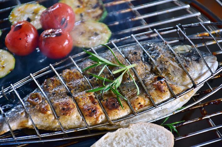 PESCADOS Y VERDURAS EN LA PARRILLA