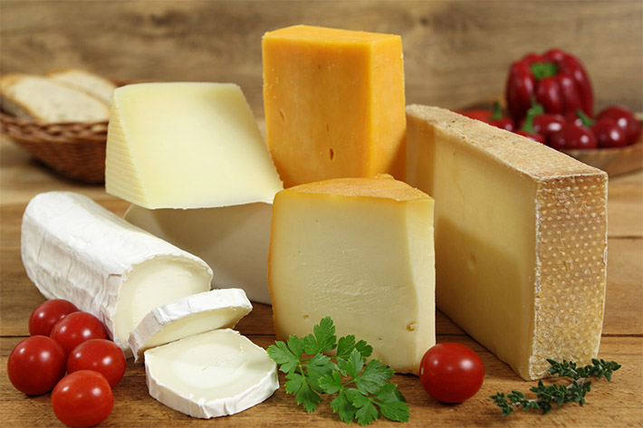 La guía definitiva de los cuchillos para queso: cómo cortar cada variedad  correctamente para disfrutarlo al máximo