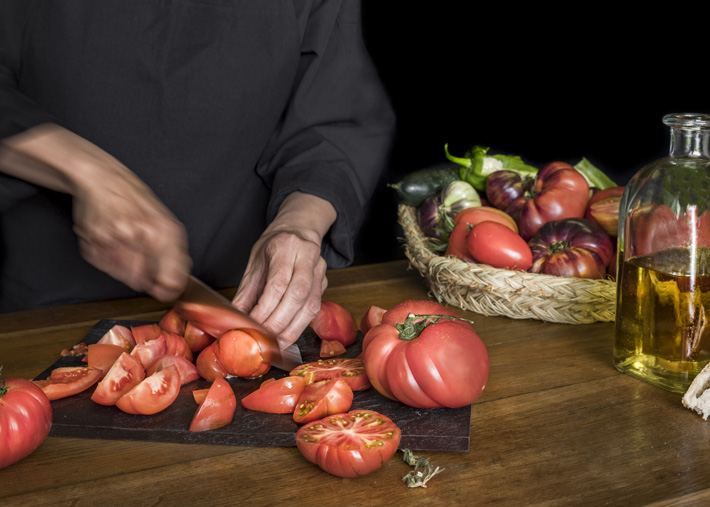 Picando tomates para el gazpacho