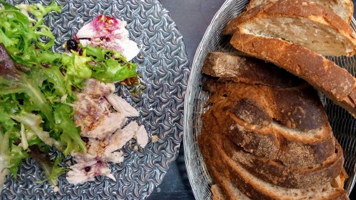 ENSALADA Y PAN DE PALIO