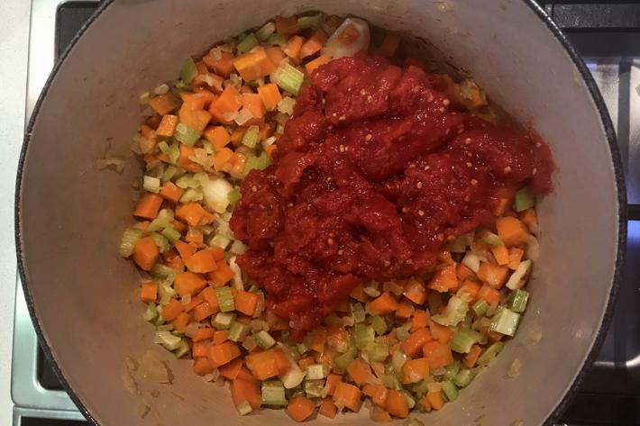 incorporar el tomate a la mirepoix de verduras