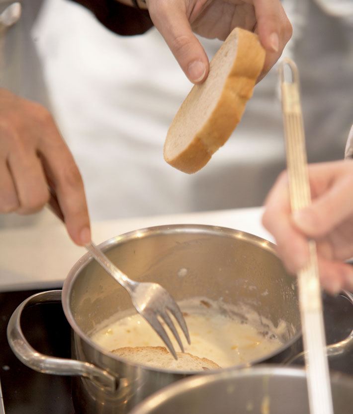 PAN BAÑADO EN LA LECHE INFUSIONADA