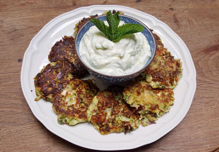 KOLOKITHOKEFTEDES Y TZATZIKI ACABADO